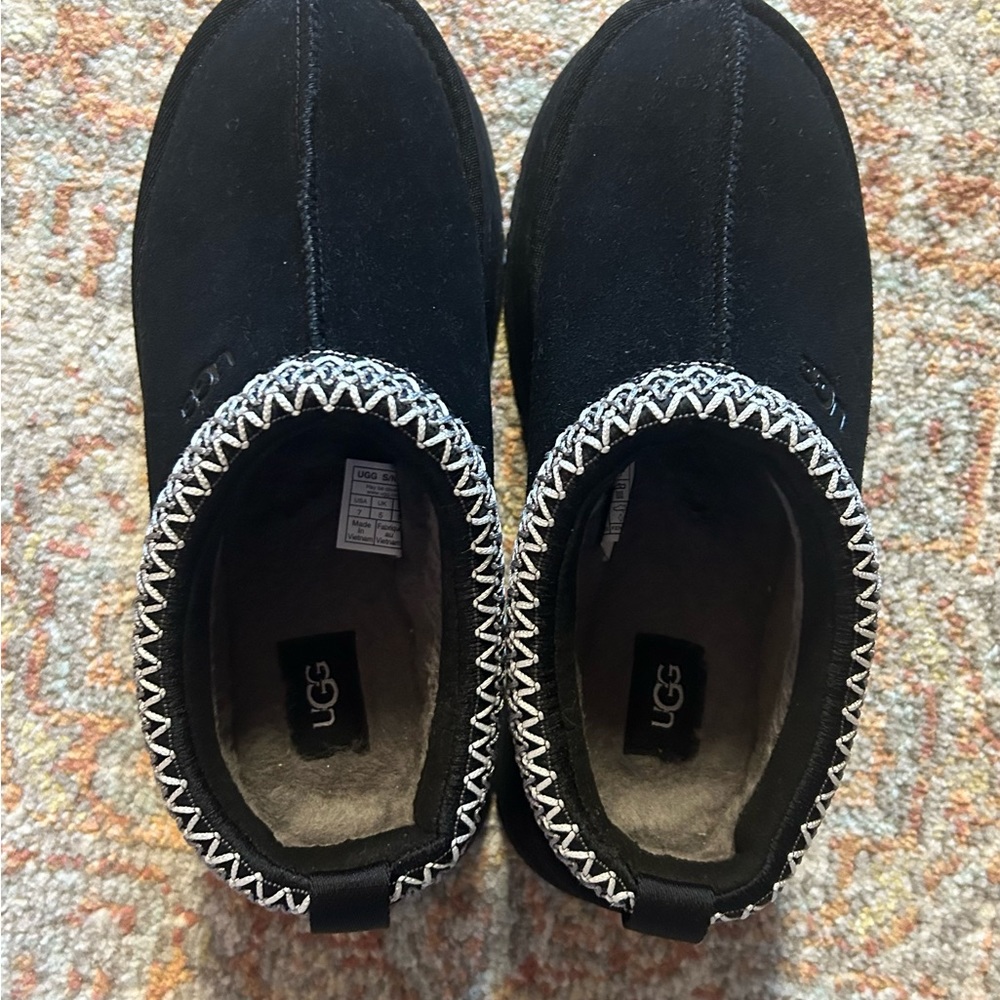 UGG Tazz platform size 7 Black
